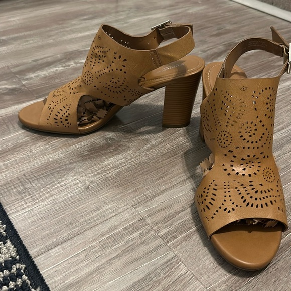 Sole sensibility perforated heeled sandal - Picture 2 of 5